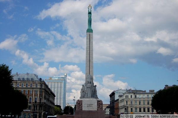 Monumento a la libertad. Riga
Obra del escultor letón Karlis Zale(1935).Construido en honor a los soldados que murieron durante la guerra de la independencia de Letonia, símbolo de la libertad, soberanía e independencia de Letonia.Representa una figura femenina sujetando 3 estrellas simbolo de las regiones letonas
