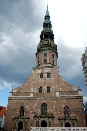 Iglesia de San Pedro. Riga
Es uno de los monumentos medievales mas antiguos que existen, declarado Patrimonio de la Humanidad por la UNESCO, aparece citado en documentos de 1209 y fué ampliado en el s.XV, la torre mide 123m y se puede subir hasta los 72m donde hay un mirador con impresionantes vistas a la ciudad
