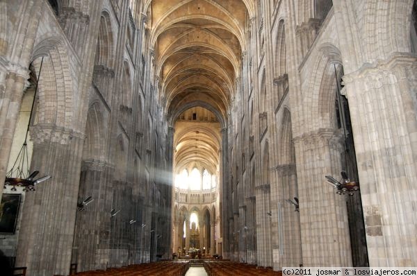 Nave Principal Catedral Rouen
En 1944 durante la Segunda Guerra Mundial fué practicamente destruida, posteriormente se comenzó la reconstrucción que actualmente no ha finalizado.
