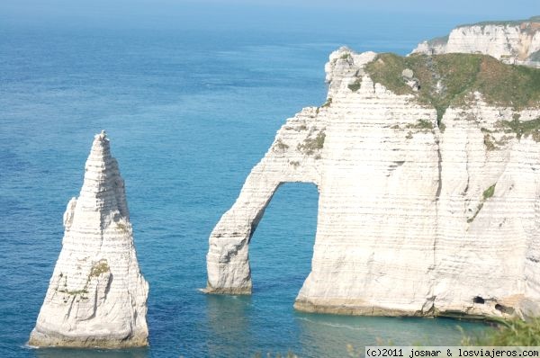 Aguja y Arco de Aval. Etretat
En la costa del alabastro se encuentra está maravilla de la geología, el acantilado de Aval con su arco de 70 m. de altura y junto a él la famosa aguja de 51m de altura
