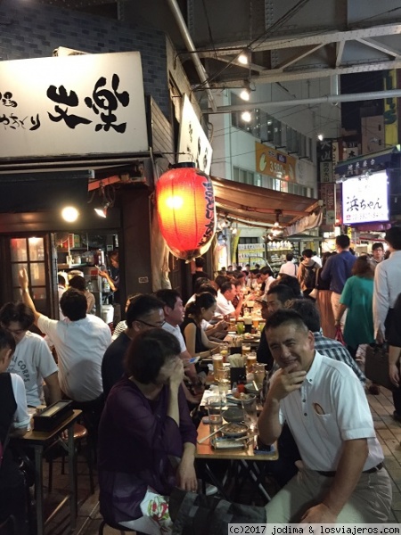 CHIRINGUITOS BAJO EL TREN EN UENO
Comer aquí, además de barato es bueno.
