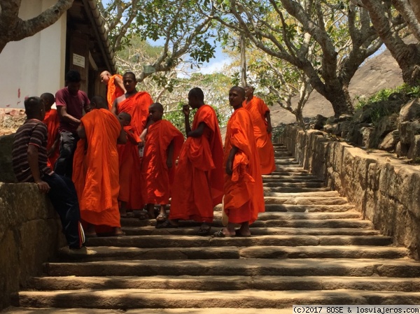 Monjes budistas en Mihintale
Monjes budistas en Mihintale
