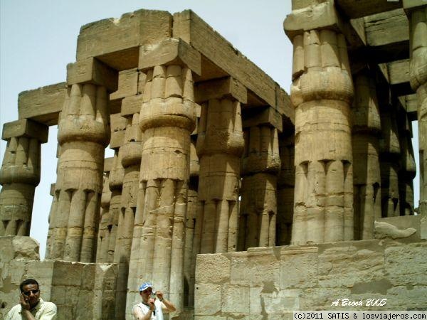 Sala hipóstila de Amenhotep III
Es una preciosa sala con columnas papiriformes... en algunas de ellas todavia se aprecian restos de las policromías originales.
