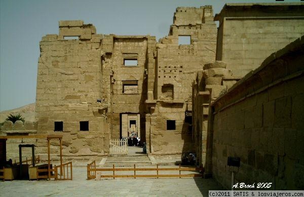 Entrada Templo Ramsés III
Templo funerario de Ramsés III, mas que un templo parece una fortaleza por su muralla de adobe y la influencia de la arquitectura militar hitita.
