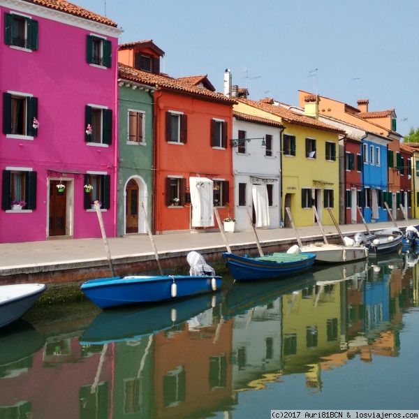 Casas de colores en Burano
calle junto a un canal en Burano, Venecia
