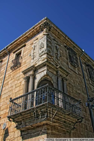 Casa del Deán
Plasencia
Situada cerca de la catedral, la Casa del Deán, llamada así por acoger, por algún tiempo a los deanes de la catedral. Se trata de un bello palacio, de mediados del siglo XVII. Lo más interesante son sus dos fachadas de sillares, en los cuales se abren vanos que proporcionan a toda la estr
