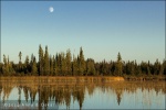 Lago y luna en la Caribou Hwy, British Columbia (Canadá)