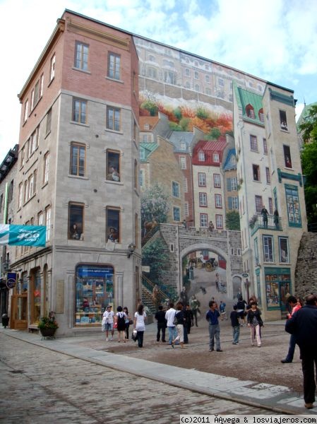 Quebec: Fresque des Québécois
Donde confieren la ladera de la Montaña y la C/ Notre-Dame en Place-Royale, tropiezas con este fantástico fresco de 420 mtrs. que ilustra los 400 años de historia de Quebec
