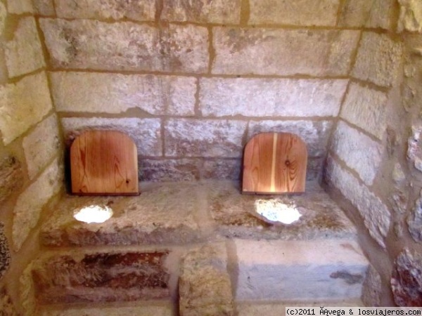 Escusado del Castillo de Belmonte, Cuenca
Este es el WC del ala destinada a la servidumbre en el castillo: muy bien ventilado, a buena altura con un frio de helar y para no aburrirse, por parejas. Será que como en la época no sabían leer, pues no está de más una charlita para entretenerse
