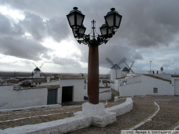 Campo de Criptana, Ciudad Real
Típico pueblo manchego sobre cuyo caserío se recortan las siluetas de los molinos de viento
