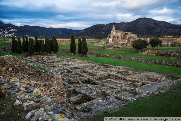 Ciutadella - Roses - Costa Brava - Girona
Declarada conjunto histórico artístico en 1961, la Ciutadella, reúne vestigios de diferentes ocupaciones de los últimos trece siglos.
