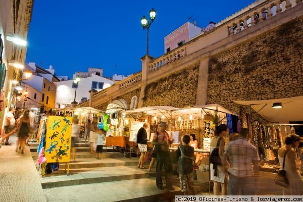 Ciutadella,  Menorca - Islas Baleares
Mercat de Capllonch, en la curva de bajada hacia el puerto, repleto de tenderetes de bisutería, artesanía, ropa y complementos.
