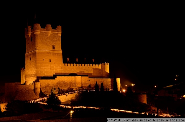 Castillo de la Atalaya - Villena - Alicante
Fiestas del Medievo de Villena. Procesión de las Antorchas. Recorrido de noche por las calles del barrio al ritmo de tambor, finalizando con un concierto de música celta junto a las murallas del Castillo.
