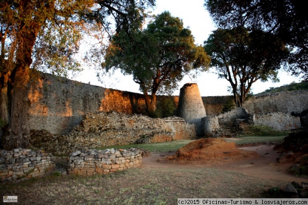 Gran Zimbabwe
El Gran Zimbabwe es una ciudad de piedra, anterior a la colonización europea. Fue declarada patrimonio de la humanidad por la UNESCO.
