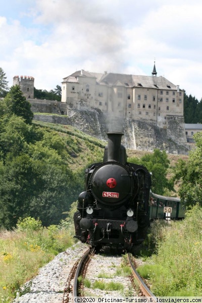 Castillo Křivoklát - Křivoklát (República Checa)
Tren de vapor (el Exprés de Křivoklát) para llegar desde Praga a  Křivoklát a la Fiesta Medieval
