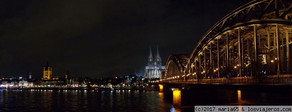 Panorámica nocturna de Köln
Panorámica nocturna donde se aprecia , a la derecha, el Hohenzollernbrücke, la Kölner Dom y la Gross St Martin Kirche
