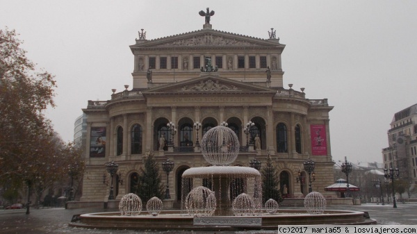 Alter Oper Frankfurt am Main
La antígua ópera de Frankfurt con adornos navideños en medio de un paisaje nevado
