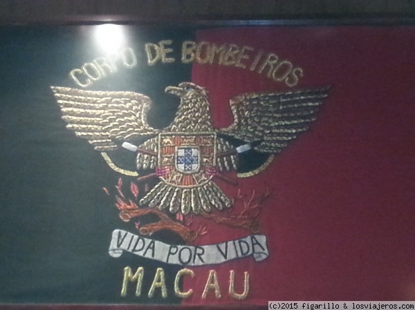 Bandera y escudo del cuerpo de bomberos de Macao
El cuerpo de bomberos de Macao, orgullo de los macaenses, estuvo funcionando bajo dominio portugués hasta el 