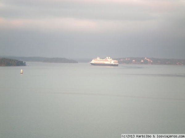 Navegando entre los islotes de Estocolmo
La llegada a Estocolmo es espectacular, vamos pasando entre islotes, hay más de 24.000..., tenemos que madrugar para disfrutarla, pero merece la pena. Somos varios los cruceros que vamos, casi en caravana...
