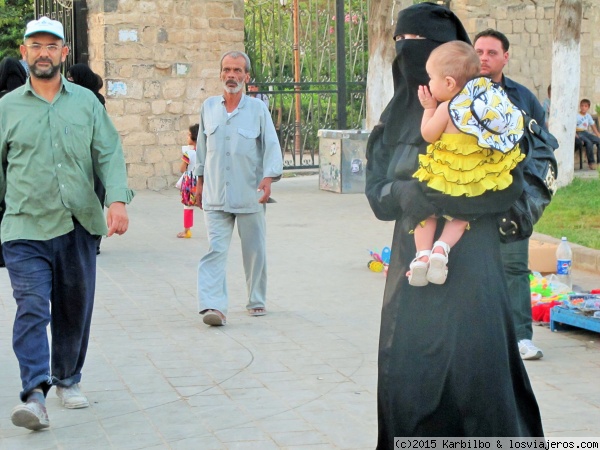 Mujer siria de Hamas (Siria)
Muchas mujeres en Hama vestían con chador, era muy llamativo para todos nosotr@s, la mayoría iban totalmente cubierta. En otras zonas de Siria era mucho más variada, podíamos ver una vestimenta totalmente occidental, el shayla (pañuelo), el niqab, el chador y algún burka que otro.
