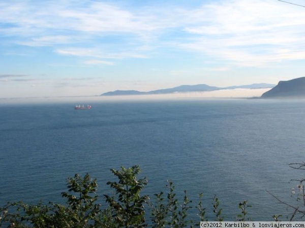 Costa de Bizkaia
Camino al Valle de Carranza haciendo el camino de la costa. Al fondo el superpuerto de Bilbao casi oculto por la bruma matinal.
