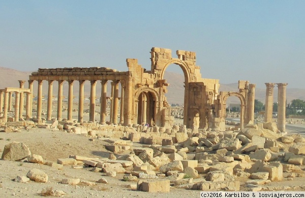 Palmira, y su famoso Arco del Triunfo (Siria)
Este Arco del Triunfo, es, tal vez, la imagen más conocida de las ruinas de Palmira, pero por desgracia unos animales nada racionales lo dinamitaron...tenía más de 2000 años!!!
