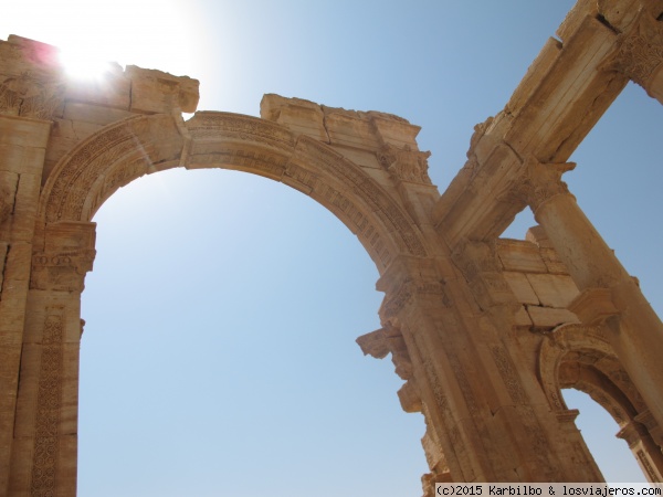 Ruinas De Palmira (Siria)
Ruinas de la hermosa ciudad de Palmira, restos romanos, que llevan allí, en mitad del diserto siglos...podrán seguir????
