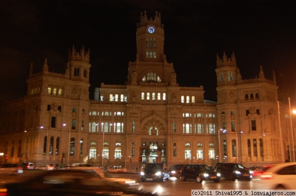 Noche en el Palacio de Comunicaciones de Madrid
El Palacio de Comunicaciones también alberga las oficinas del Ayuntamiento.

