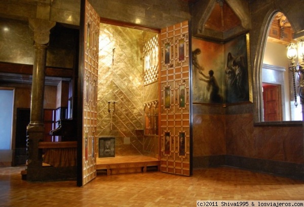 Salón central del Palacio Güell - Barcelona
En este salón era donde se organizaban recepciones y actos sociales. Cuenta con una capilla y un órgano.
