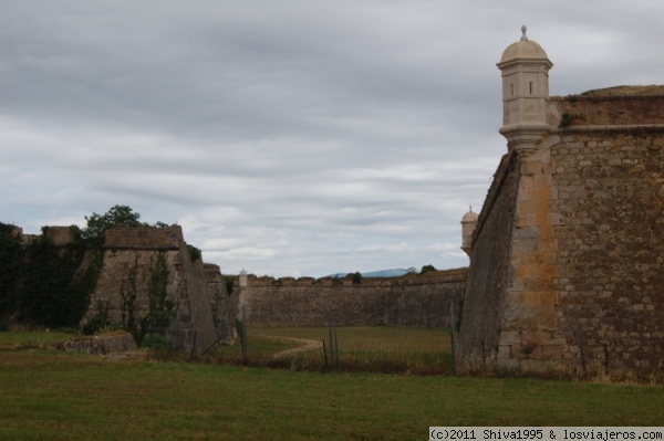 Castillo de San Fernando en Figueres (Girona)
Vista parcial de la fortaleza más grande de Europa, el castillo de San Fernando, construido en el siglo XVIII como fuerte defensivo y que ocupa 12 hectáreas de terreno en una colina de Figueres.
