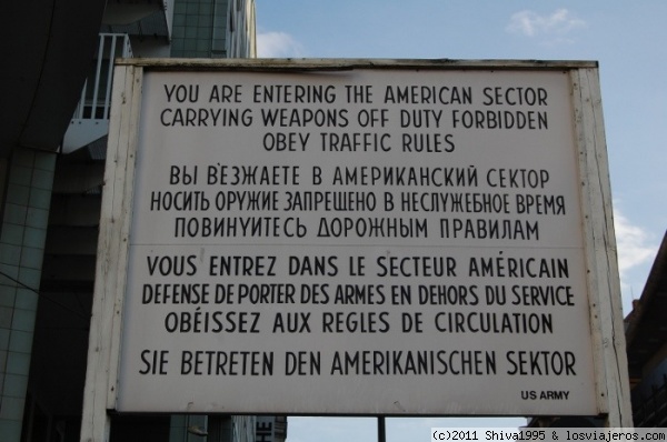 Cartel en Berlín
Anunciando que se abandona el sector oriental y se va a entrar en el Berlín ocupado por los americanos.
