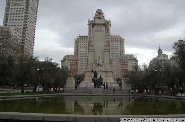 Plaza de España de Madrid
Plaza de España y en el centro el monumento a Cervantes.
