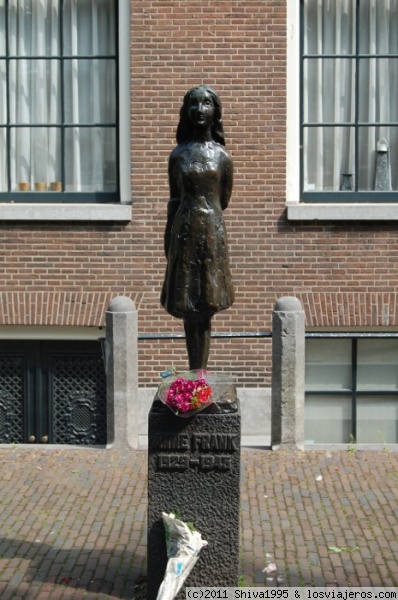 Estatua de Ana Frank en Amsterdam
Homenaje a Ana Frank en la plaza Westermarkt, muy cerca de la casa donde permaneció oculta durante la Segunda Guerra Mundial y que hoy en día alberga un museo
