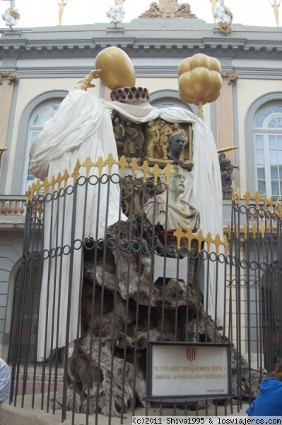 Escultura en Figueres (Girona)
Grupo escultórico en la plaza donde se ubica el Museo Dalí.
