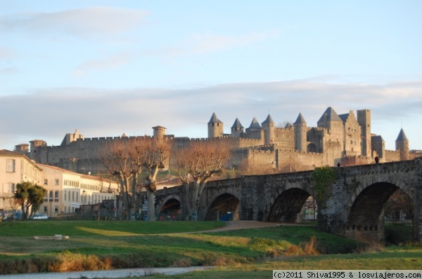 Ciudad de Carcassonne en el Languédoc
Vista de la ciudad fortificada de Carcassonne y en primer término el puente
