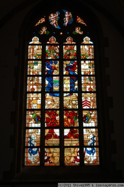 Interior de la Iglesia de San Bavón en Haarlem
Pese a la sobriedad del interior de las iglesias protestantes, en San Bavón se pueden encontrar magníficas vidrieras como ésta
