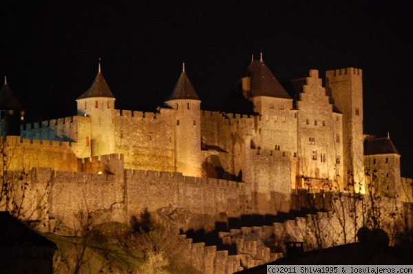 Ciudad fortificada de Carcassonne en Languédoc
Vista noctura de la ciudad fortificada
