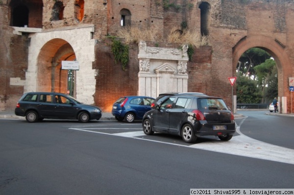 Aparcamiento en Roma
Si no encontramos aparcamiento dejamos el coche en la isleta central de la calle.
