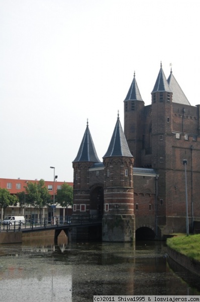 Antigua puerta de Haarlem
Antigua puerta de la ciudad (Amsterdamse Poort), totalmente restaurada, que se encuentra en el centro de la ciudad de Haarlem
