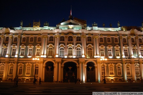 Noche en el Palacio de Invierno - San Petersburgo
Vista nocturna del palacio más suntuoso de la ciudad.
