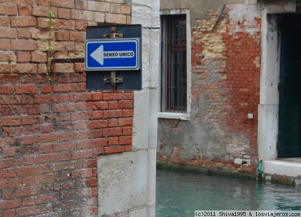 Señal de tráfico en Venecia
Señal que regula el tráfico en los canales venecianos.
