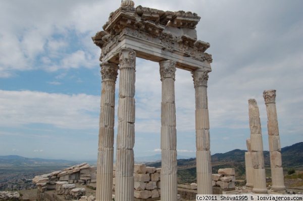 Acrópolis de Pérgamo
Resto del Templo de Trajano en la Acrópolis.
