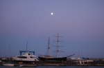 Barcos y luna en Arenys de Mar (Barcelona)