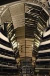 Interior nocturno de la cúpula del Parlamento de Berlín