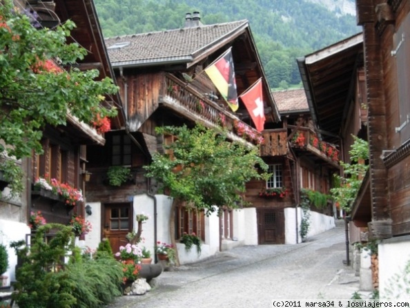 La Bruhngasse
La Bruhngasse, es una bonita calle de Brienz. La mayoría de las casas del callejón datan del siglo XVIII, estando adornadas por esculturas en madera.
