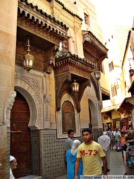 Calles de Fez
En las interminables calles de la medina de Fez encuentras fabulosas fachadas, en este caso es una mezquita
