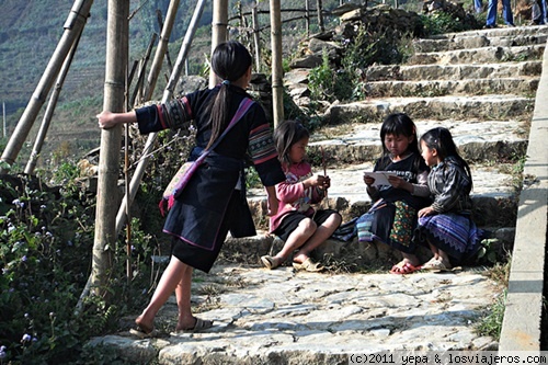 Niños
Niños pasando el rato en un poblado
