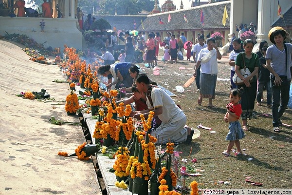 Rezos
A los pies del Pa Tat Luang la gente hace sus rezos, en Vientian
