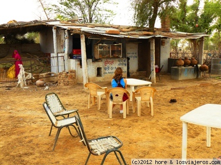 india
bar de carretera en el rajasthan, no prometia mucho, pero nos prepararon un té buenisimo
