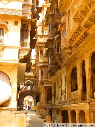 india
detalle de una de las casas de la ciudad de jaisalmer, en el rajasthan
